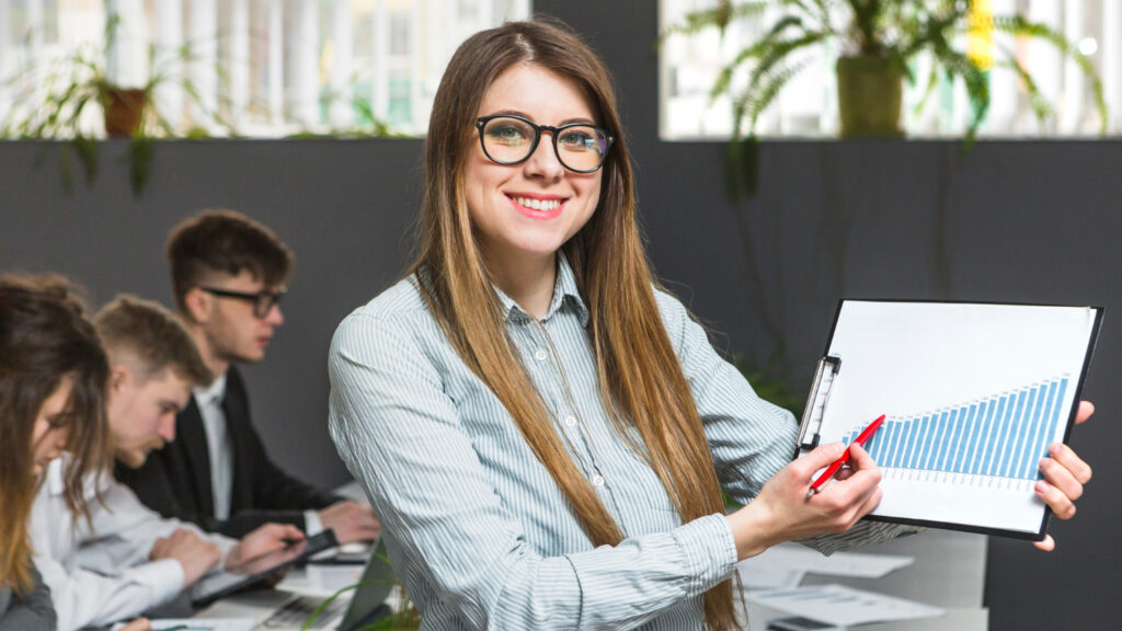 Moça ensinando educação financeira